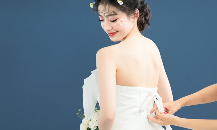 梦幻的新娘美背婚纱照拍法