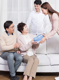 恋情公开与对方父母见面，谁的父母在前