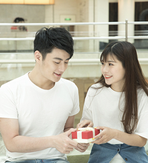 感谢你的红娘:聚爱城给你红娘送礼品