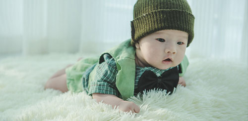 妈咪：我吃饱奶奶后这样给我拍嗝好舒服